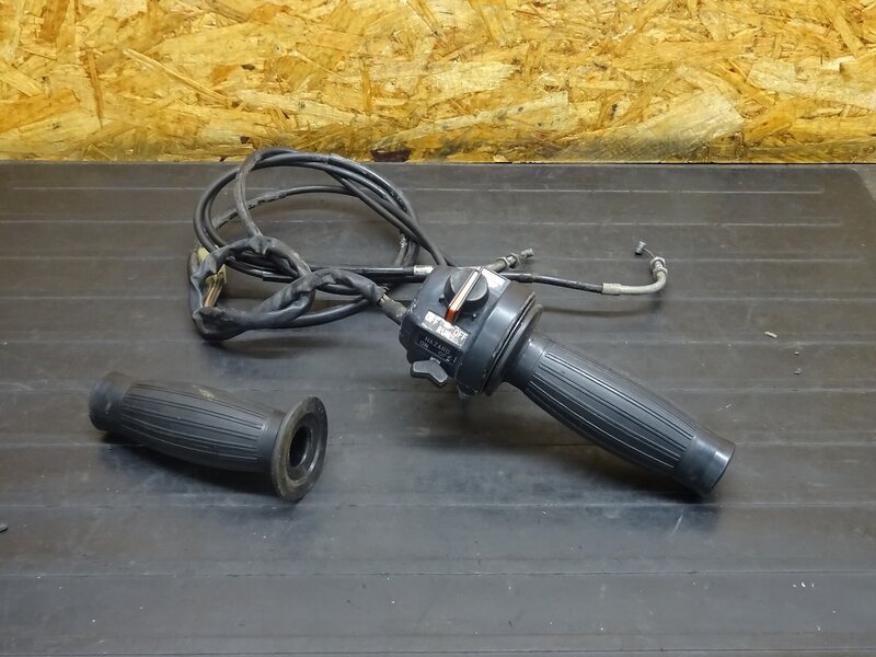 【250511】SR400 (1JR-335)■ ハンドルスイッチ右 スロットル スロットルホルダー ※検索：SR500 1JN 2J2 2H6 | 中古バイクパーツ通販・買取　ジャンクヤード鳥取　JunkYard