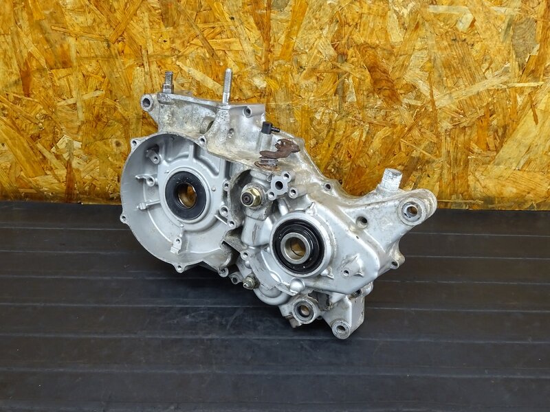 【250602】SR500(2J2-184)◇ クランクケース左 傷、ボルト折れ有 ジャンク!! 【エンジンパーツ ※検索：1JN SR400 1JR 2H6 | 中古バイクパーツ通販・買取　ジャンクヤード鳥取　JunkYard
