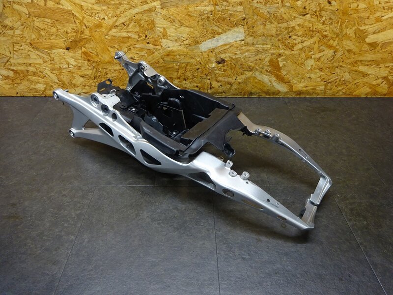 【250614】CBR1000RR SP(SC59-1600)◆ シートレール サブフレーム アルミ 擦れ有 リアインナーフェンダー 割れ有 【後期 | 中古バイクパーツ通販・買取　ジャンクヤード鳥取　JunkYard