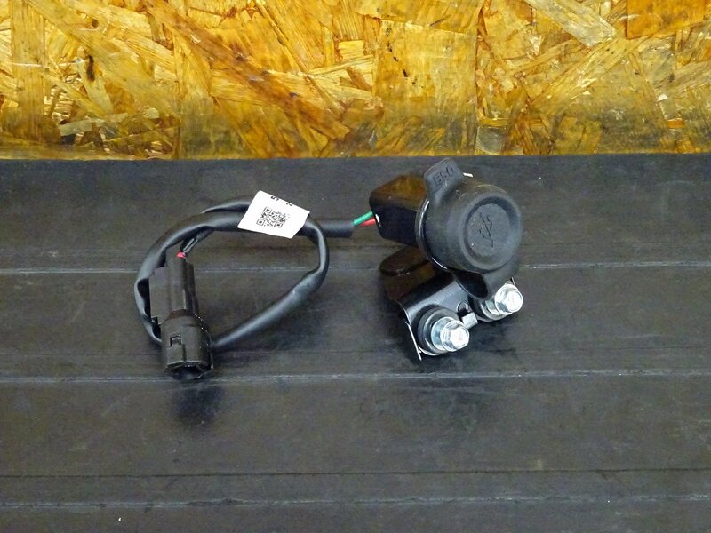 【250617】ZX-4R(ZX400P-A02)◇ 純正USB電源ソケット ポート コネクター 5921-0021-1A | 中古バイクパーツ通販・買取　ジャンクヤード鳥取　JunkYard
