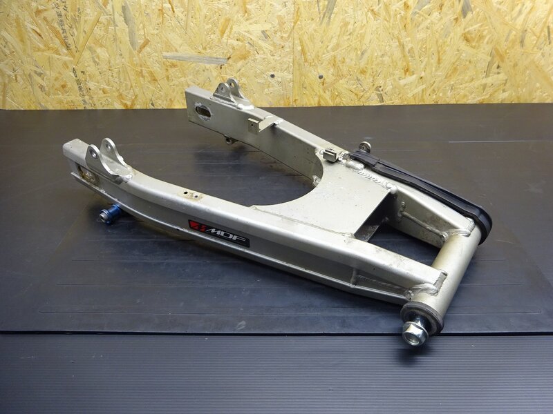 【250619】バリオスⅡ(ZR250B-021)◆ スイングアーム ピボットシャフト 腐食/削れ有 【バリオス2 | 中古バイクパーツ通販・買取　ジャンクヤード鳥取　JunkYard