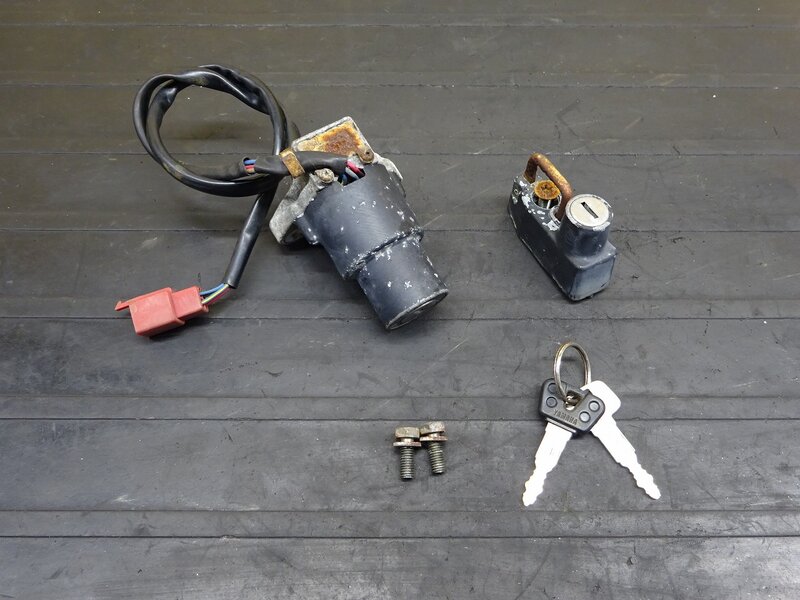 【250703】TW200(DG07J-009)◆ キーセット メインキー イグニッションキー ヘルメットホルダー 錆/腐食有 【2JL TW225 DG09J | 中古バイクパーツ通販・買取　ジャンクヤード鳥取　JunkYard