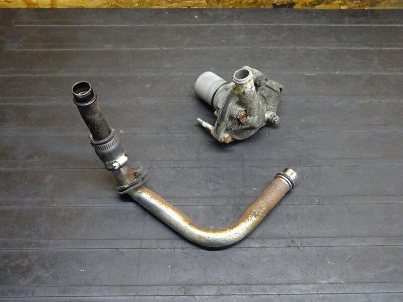 【250801】マグナ250(MC29-1029)◆ ウォーターポンプ ウオーターパイプ ※エンジンパーツ MC15E | 中古バイクパーツ通販・買取　ジャンクヤード鳥取　JunkYard