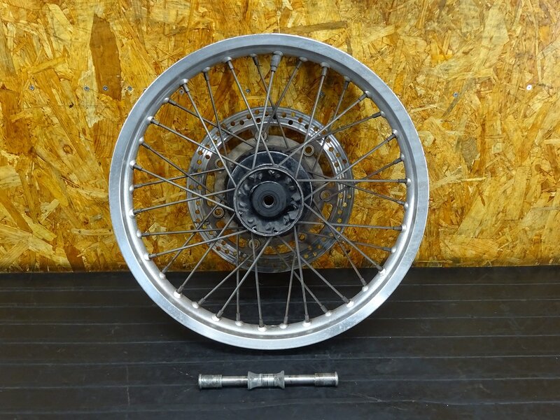【250811】W650(EJ650A-012)◇ フロントホイール 19×2.15 フロントアクスルシャフト ブレーキディスク段付き有 【検索:W400 EJ400A | 中古バイクパーツ通販・買取　ジャンクヤード鳥取　JunkYard