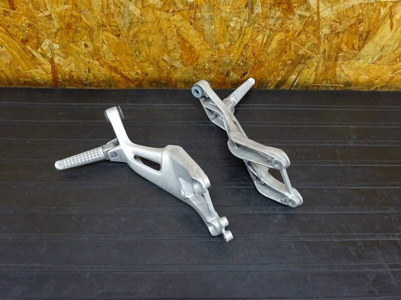 【251002】CBR1100XX◇ タンデムステップ左右セット ペグ 【ブラックバード SC35 Fi | 中古バイクパーツ通販・買取　ジャンクヤード鳥取　JunkYard