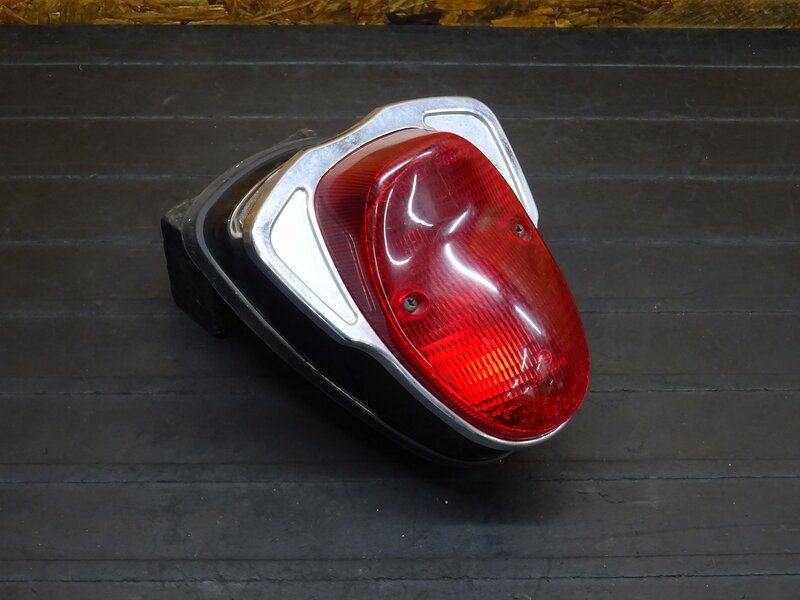 【251005】バルカン400ドリフター(VN400D-000)◆ テールランプ ブレーキランプ ひび割れ有 | 中古バイクパーツ通販・買取　ジャンクヤード鳥取　JunkYard