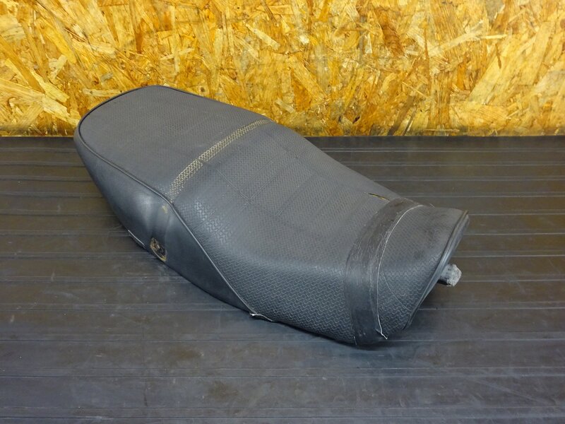 【251015】ZRX400(ZR400E-049)◇ シート 破れ/補修歴有 【’04 ZRX-2 ZRX-Ⅱ | 中古バイクパーツ通販・買取　ジャンクヤード鳥取　JunkYard