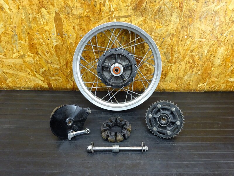 【251032】W650(EJ650A-031)◇ リアホイール 18×2.75 ハブ スプロケット 38T ドラムブレーキ シャフト 腐食有 【検:W400 EJ400A | 中古バイクパーツ通販・買取　ジャンクヤード鳥取　JunkYard