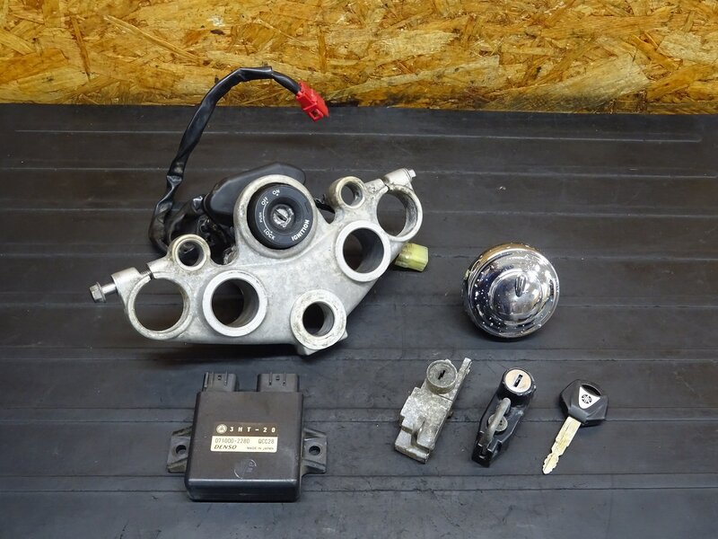 【251102】SR400(RH01J-020)◆ キーセット イモビライザー メインキー CDI タンクキャップ ヘルメットホルダー 純正キー1本 【イモビ付 | 中古バイクパーツ通販・買取　ジャンクヤード鳥取　JunkYard