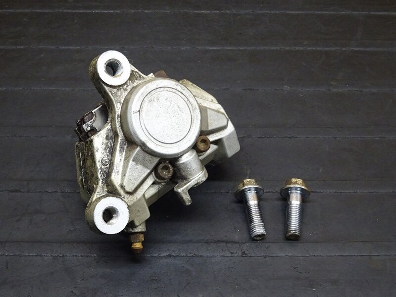 【251115】SDR200(2TV-007)◆ フロントブレーキキャリパー 固着有 | 中古バイクパーツ通販・買取　ジャンクヤード鳥取　JunkYard