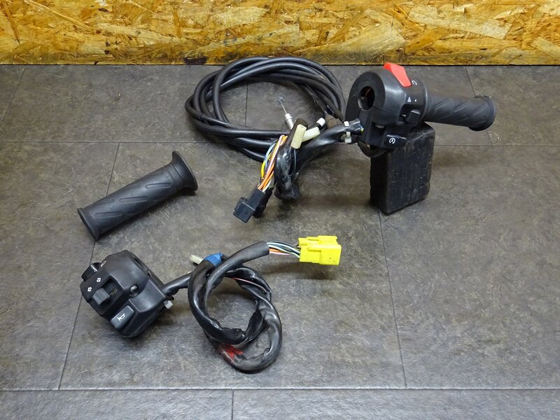 【251217】スカイウェイブ250(CJ46A-114)◆ ハンドルスイッチ左右セット スイッチボックス スロットルパイプ 回り止め破損有 | 中古バイクパーツ通販・買取　ジャンクヤード鳥取　JunkYard