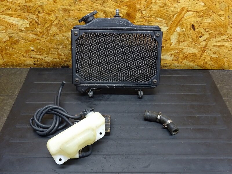 【260103】SDR200(2TV-000)◆ ラジエーターセット ラジエーターコア ラジエーターガード リザーブタンク 色塗り/フィン潰れ有 | 中古バイクパーツ通販・買取　ジャンクヤード鳥取　JunkYard