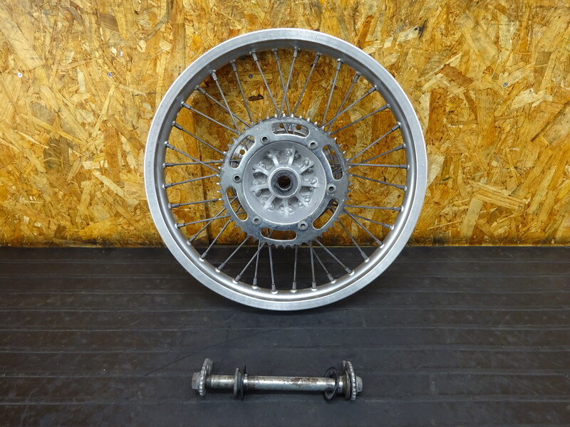 【241230】KDX125SR(DX125A-038)◆ リアホイール 18×1.85 スプロケット 52T アクスルシャフト チェーンアジャスター 【検索：200 220 250 | 中古バイクパーツ通販・買取　ジャンクヤード鳥取　JunkYard