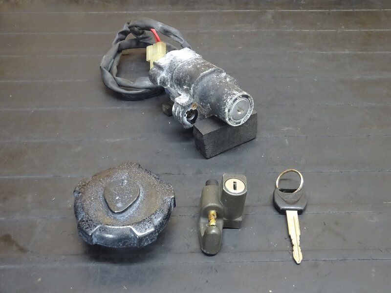【250518】FTR223(MC34-1110)■ キーセット メインキー イグニッションキー タンクキャップ ヘルメットホルダー | 中古バイクパーツ通販・買取　ジャンクヤード鳥取　JunkYard
