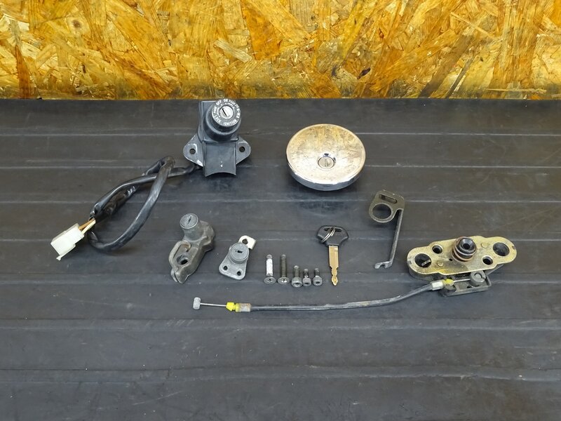 【250811】W650(EJ650A-012)◇ メインキーセット イグニッションキー タンクキャップ シートロック ヘルメットホルダー 【検索:W400 EJ400A | 中古バイクパーツ通販・買取　ジャンクヤード鳥取　JunkYard