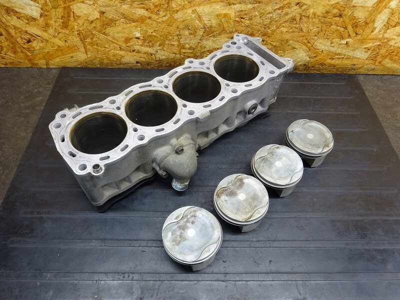 【250820】W701型エンジンパーツ◆ シリンダーセット ピストン 傷有 【検索：GSX1300R GW71A GX72A ハヤブサ | 中古バイクパーツ通販・買取　ジャンクヤード鳥取　JunkYard