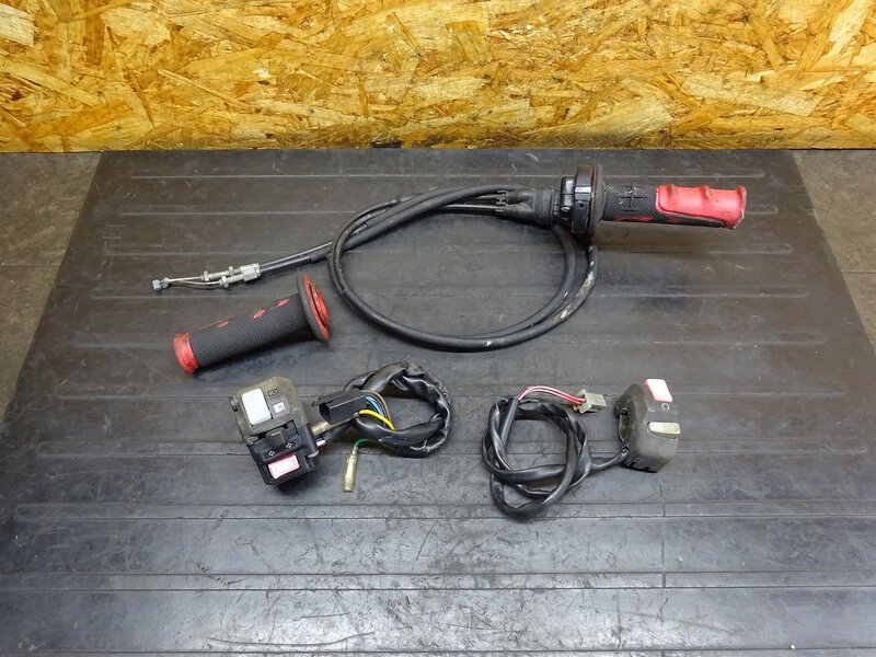 【250907】TW200(DG07J-020)◆ ハンドルスイッチ左右セット スイッチボックス スロットルホルダー 回り止め破損有 【検索:2JL TW225 DG09 | 中古バイクパーツ通販・買取　ジャンクヤード鳥取　JunkYard
