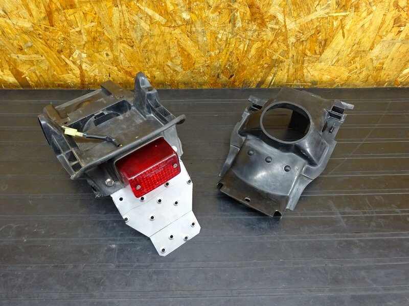 【250927】RZ50(RA02J-001)◇ リアインナーフェンダー カバー 加工 割れ 補修跡有 | 中古バイクパーツ通販・買取　ジャンクヤード鳥取　JunkYard