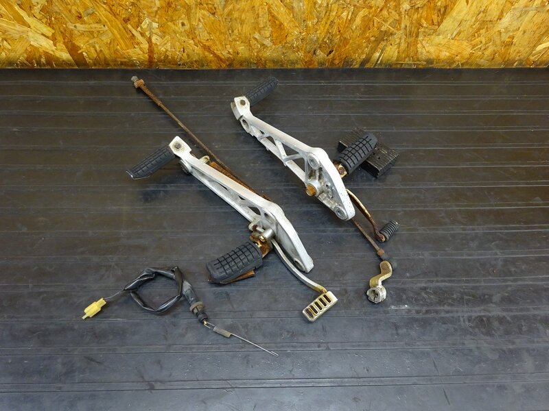 【251109】GB250クラブマン(MC10-1105)◇ ステップ左右セット メイン/タンデムステップ ブレーキ/シフトペダル ロッド 錆/曲がり有 【2型 | 中古バイクパーツ通販・買取　ジャンクヤード鳥取　JunkYard