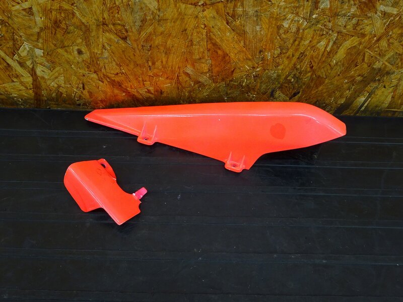 【251111】CBR250RR(MC22-1006)◇ チェーンカバー チェーンガード 色塗り/傷有 | 中古バイクパーツ通販・買取　ジャンクヤード鳥取　JunkYard