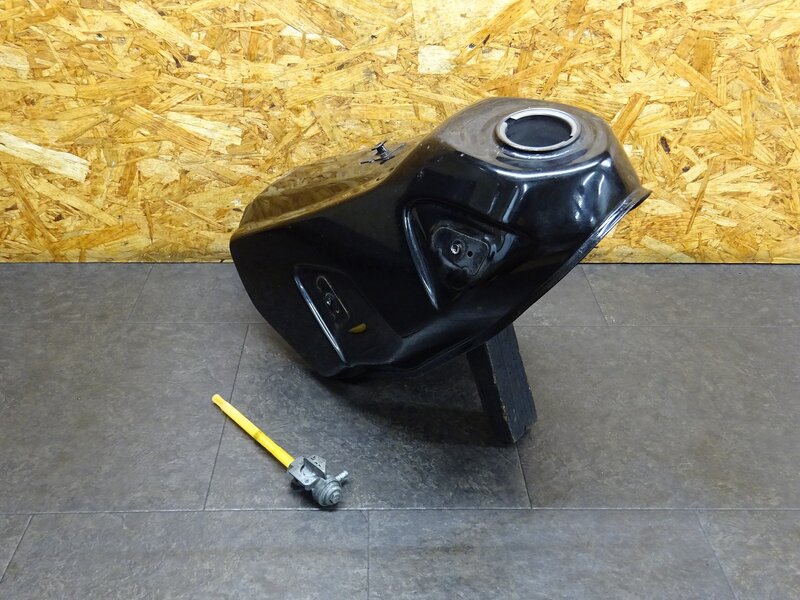 【251202】 CRM250R(MD24-1402)◆ 燃料タンク ガソリンタンク フューエルタンク 燃料コック付き | 中古バイクパーツ通販・買取　ジャンクヤード鳥取　JunkYard