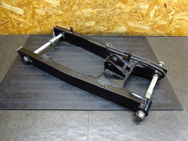 【251206】VTR250(MC33-1602)◆ スイングアーム ピボットシャフト リアアクスルシャフト チェーンアジャスター 削れ/凹み有 【Fi | 中古バイクパーツ通販・買取　ジャンクヤード鳥取　JunkYard