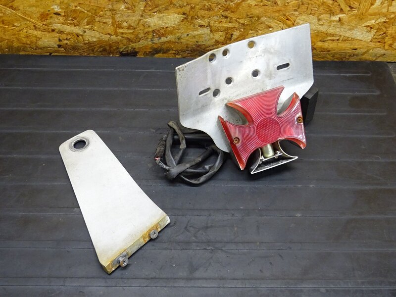 【251211】スティード400(NC26-1441)◆ 社外サイドナンバーステー テールランプ ブレーキランプ 曲がり/割れ有 | 中古バイクパーツ通販・買取　ジャンクヤード鳥取　JunkYard