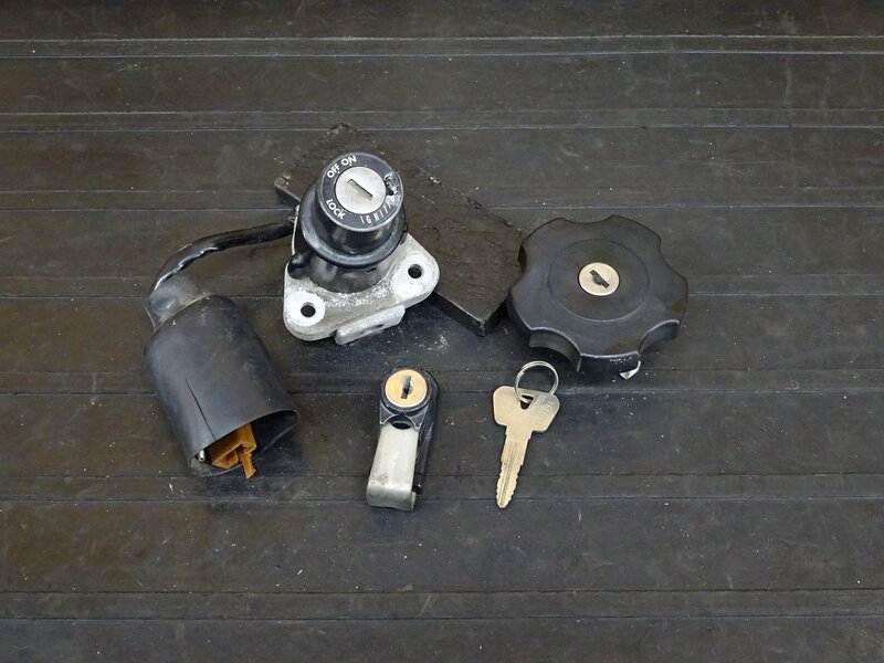 【251219】セロー225W(4JG-116)◇ キーセット メインキー イグニッションキー タンクキャップ ヘルメットホルダー 【検:SEROW 1KH DG08J | 中古バイクパーツ通販・買取　ジャンクヤード鳥取　JunkYard