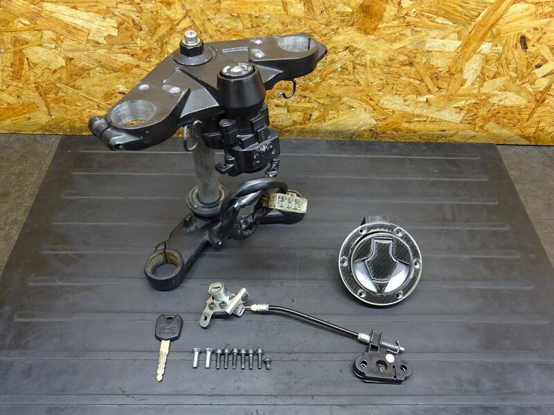 【251220】Ninja250(EX250L-019)◆ キーセット メイン/イグニッションキー タンクキャップ アンダーブラケット トップブリッジ 【ABS付 | 中古バイクパーツ通販・買取　ジャンクヤード鳥取　JunkYard