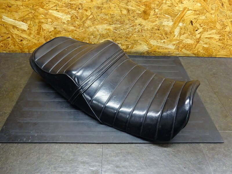 【260306】CB400SF Vtec2(NC39-1044)◆ シート 純正ベース 張替 アンコ抜き？ ジャンク！ 【SPEC2 スペック2 | 中古バイクパーツ通販・買取　ジャンクヤード鳥取　JunkYard