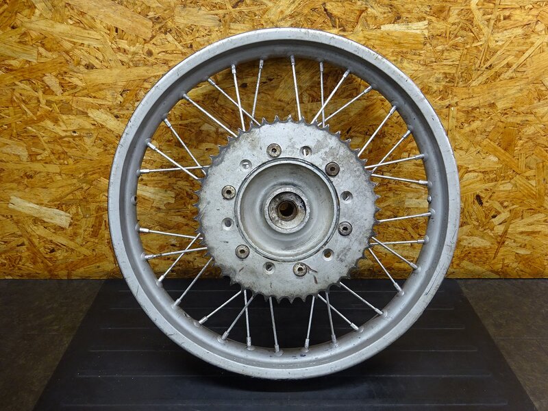 【260314】CRM250AR(MD32-1000)◆ リアホイール 18×2.15 フレ大!! スポーク折れ/腐食有 ジャンク!! 【検索：CRM250R MD24 | 中古バイクパーツ通販・買取　ジャンクヤード鳥取　JunkYard