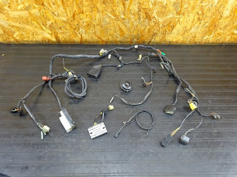 【260313】GSX250S(GJ76A-103)◇ メインハーネス レギュレーター スターターリレー ヒューズボックス 【刀 カタナ | 中古バイクパーツ通販・買取　ジャンクヤード鳥取　JunkYard