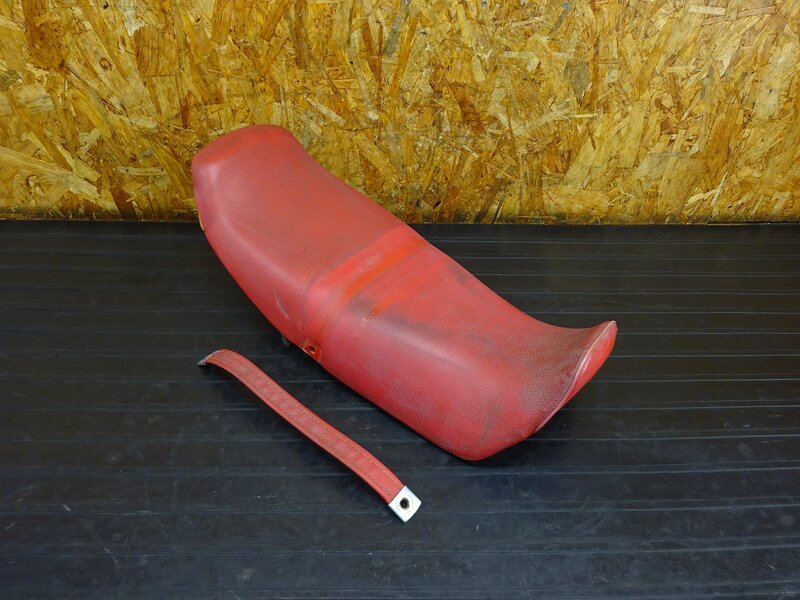 【260316】VT250F(MC08-1018)◇ シート タンデムベルト 破れ/汚れ/スポンジ不良有 【丸フレーム | 中古バイクパーツ通販・買取　ジャンクヤード鳥取　JunkYard