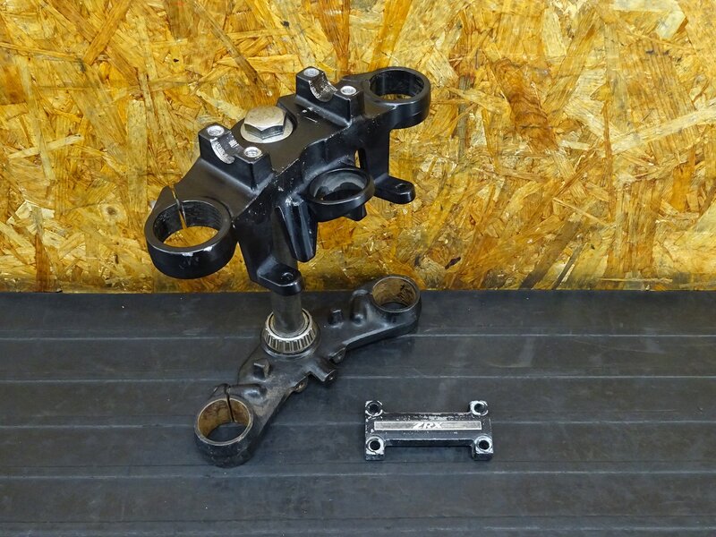 【250706】ZRX400(ZR400E-000)◇ ステムセット アンダーブラケット トップブリッジ ハンドルクランプ 腐食 傷 錆有 【前期 ZRX-2 ZRX-Ⅱ | 中古バイクパーツ通販・買取　ジャンクヤード鳥取　JunkYard