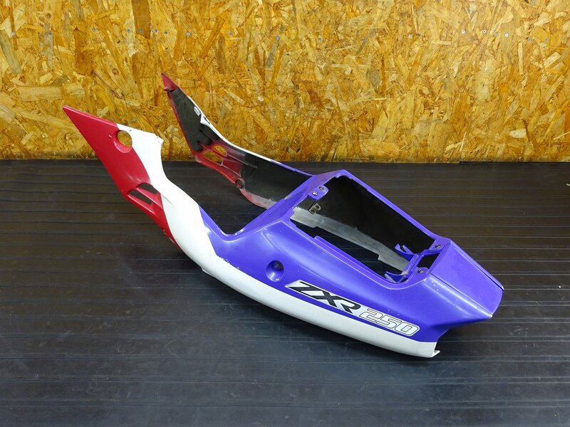 【251001】ZXR250(ZX250C-012)◇ テールカウル シートカウル リアカウル センターカウル 割れ/補修/破損有 | 中古バイクパーツ通販・買取　ジャンクヤード鳥取　JunkYard