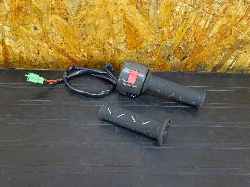 【251015】ZRX400(ZR400E-049)◇ ハンドルスイッチ右 スイッチボックス スロットル 【’04 ZRX-2 ZRX-Ⅱ | 中古バイクパーツ通販・買取　ジャンクヤード鳥取　JunkYard