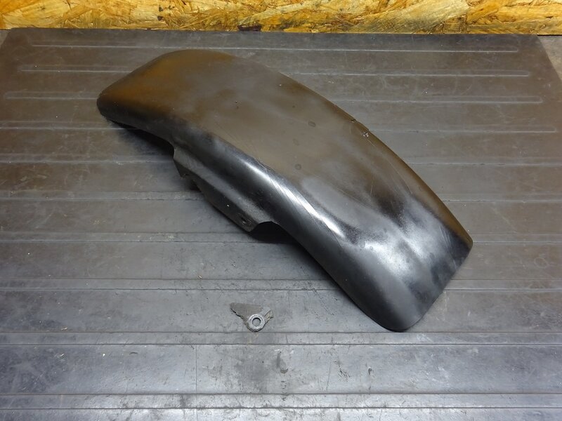 【251020】FTR223(MC34-1106)◆ 社外フロントフェンダー フラットフェンダー FRP 破損有 | 中古バイクパーツ通販・買取　ジャンクヤード鳥取　JunkYard