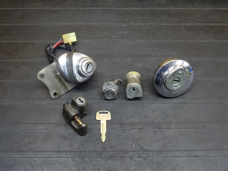 【251033】マグナ250(MC29-1500)◆ キーセット タンクキャップ ハンドルロック サイドカバーキー キー癖大 【V-TWIN | 中古バイクパーツ通販・買取　ジャンクヤード鳥取　JunkYard