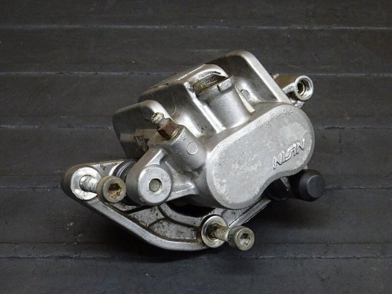 【251211】スティード400(NC26-1441)◆ フロントブレーキキャリパー ピストン固着有 | 中古バイクパーツ通販・買取　ジャンクヤード鳥取　JunkYard