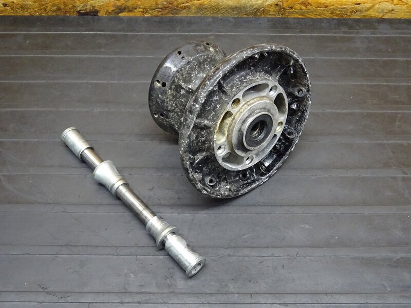【251227】W650(EJ650A-004)◆ フロントホイールハブ フロントアクスルシャフト 腐食有 【検索:W400 EJ400A | 中古バイクパーツ通販・買取　ジャンクヤード鳥取　JunkYard