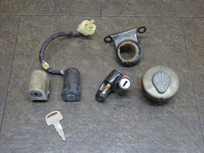 【260106】MD90(MD90-1924)◆ キーセット メイン/イグニッションキー タンクキャップ ヘルメットホルダー ハンドルロック 【郵政カブ | 中古バイクパーツ通販・買取　ジャンクヤード鳥取　JunkYard