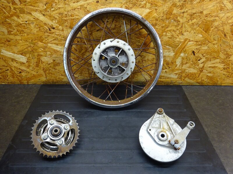 【260106】MD90(MD90-1924)◆ リアホイール 14×1.60 ドラムパネル ハブ スプロケット 錆大/フレ有 ジャンク 【郵政カブ | 中古バイクパーツ通販・買取　ジャンクヤード鳥取　JunkYard