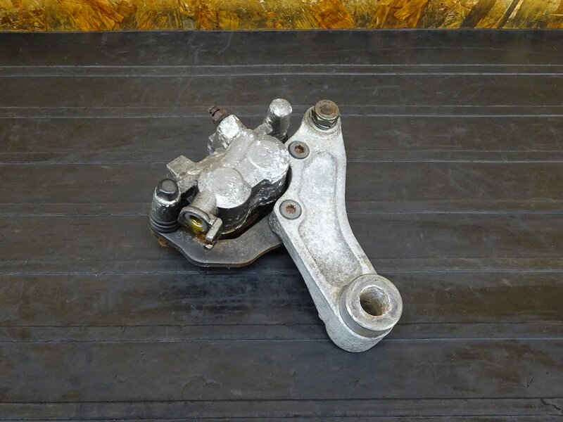 【260115】ゼファー400(ZR400C-054)◇ リアキャリパー ブレーキキャリパー キャリパーサポート 固着有 【C4 | 中古バイクパーツ通販・買取　ジャンクヤード鳥取　JunkYard