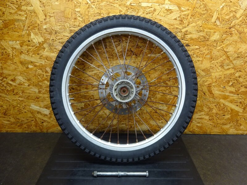 【260322】KDX125SR(DX125A-022)◆ フロントホイール 21×1.60 フロントアクスルシャフト 腐食/フレ有 【検索：200 220 250 | 中古バイクパーツ通販・買取　ジャンクヤード鳥取　JunkYard