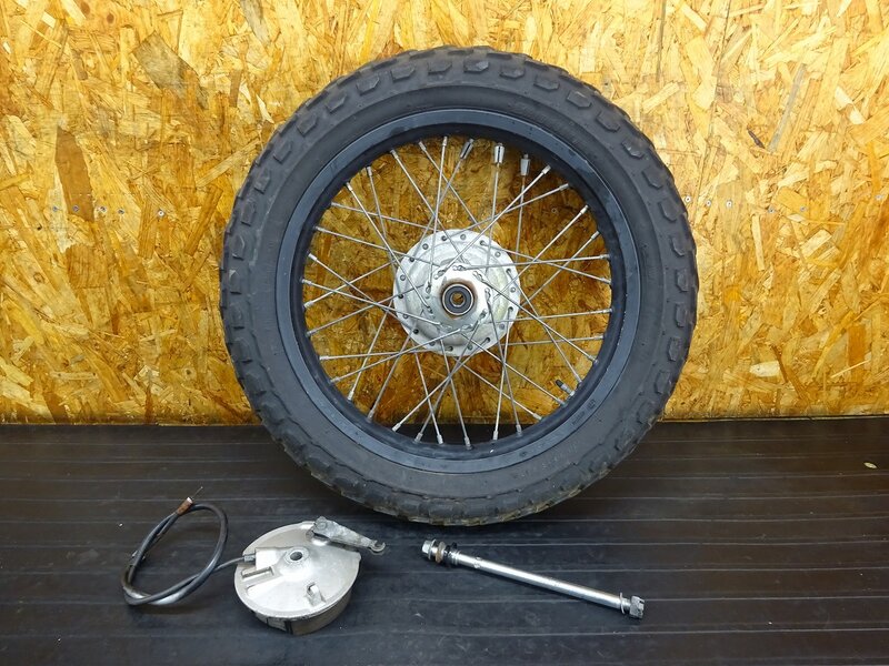 【250334】TW200(2JL-058)■ フロントホイール 18×2.50 アクスルシャフト ブレーキドラム 中古タイヤ BRIDGESTONE 【DG07J TW225 DG09J | 中古バイクパーツ通販・買取　ジャンクヤード鳥取　JunkYard