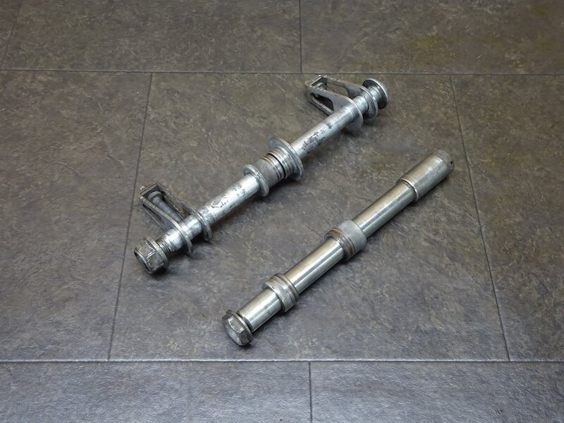 【250505】CBR250RR(MC22-1009)◆ アクスルシャフト前後セット フロント/リアアクスルシャフト チェーンアジャスター 【規制前 | 中古バイクパーツ通販・買取　ジャンクヤード鳥取　JunkYard