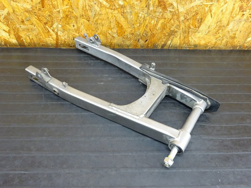 【250705】ゼルビス(MC25-1004)◇ スイングアーム ピボットシャフト 傷 錆有 【XELVIS VT250FN | 中古バイクパーツ通販・買取　ジャンクヤード鳥取　JunkYard