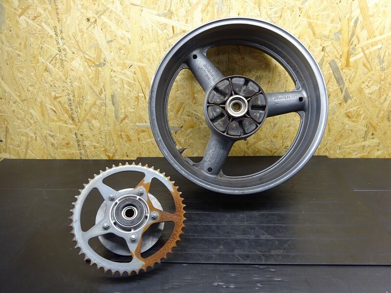 【250710】イナズマ400(GK7BA-500)◆ リアホイール 17×5.50 ハブ スプロケット 49-520 削れ有 | 中古バイクパーツ通販・買取　ジャンクヤード鳥取　JunkYard