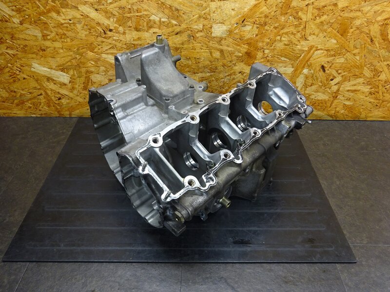 【250820】W701型エンジンパーツ◆ クランクケース上下セット 【検索：GSX1300R GW71A GX72A ハヤブサ | 中古バイクパーツ通販・買取　ジャンクヤード鳥取　JunkYard
