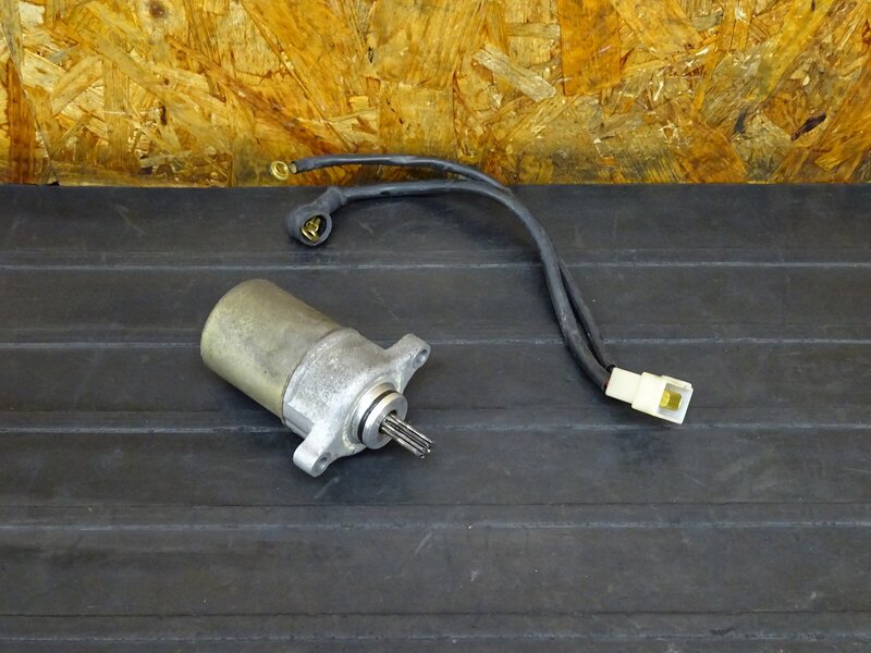 【250823】A304E型エンジンパーツ◇ セルモーター セルスターター スターターモーター 【検索:ビーノ SA26J ジョグ | 中古バイクパーツ通販・買取　ジャンクヤード鳥取　JunkYard